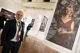 „Истината не е по средата" - изложба