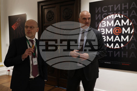 „Истината не е по средата" - изложба