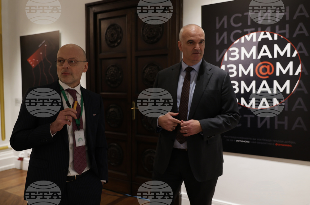 „Истината не е по средата" - изложба