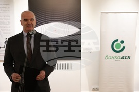 „Истината не е по средата" - изложба