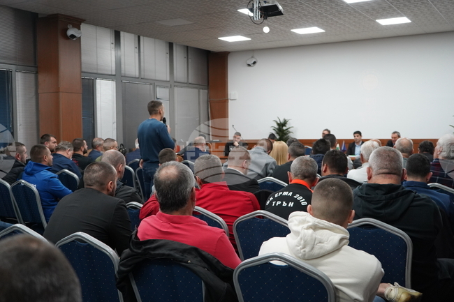 Президентът на БФС Георги Иванов и екипа му се срещнаха с представители на клубове от регион Перник