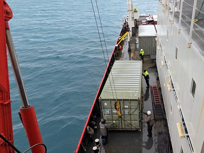 Днес завърши последният етап от планираните товаро-разтоварни дейности за 33-тата българска антарктическа експедиция 