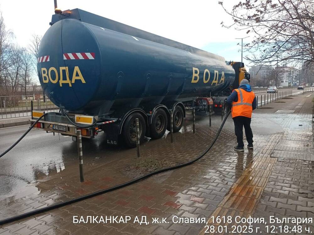 Столичната община възложи миенето на улиците да продължи в 10 района на София във връзка със задържането на топлото време
