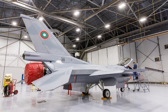 Атанас Запрянов ще приеме първия български изтребител F-16 Block 70 в САЩ, съобщиха от министерството на отбраната
