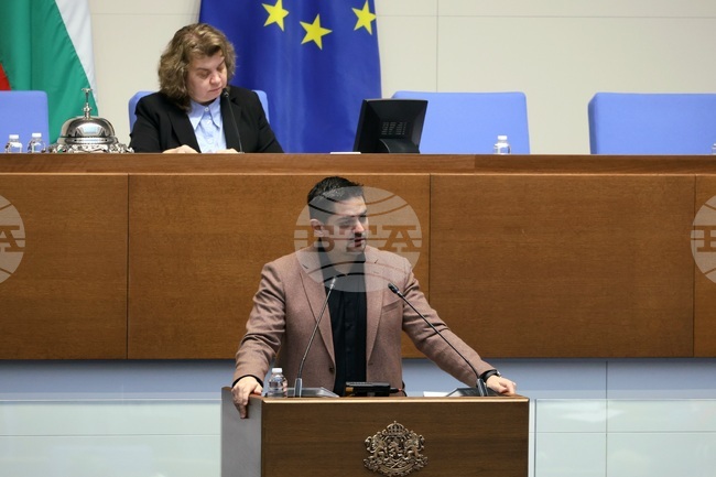 Parliament Chair Denies Acting under Political Pressure, Proposes Solutions for Dissolved Group Crisis, Parties React