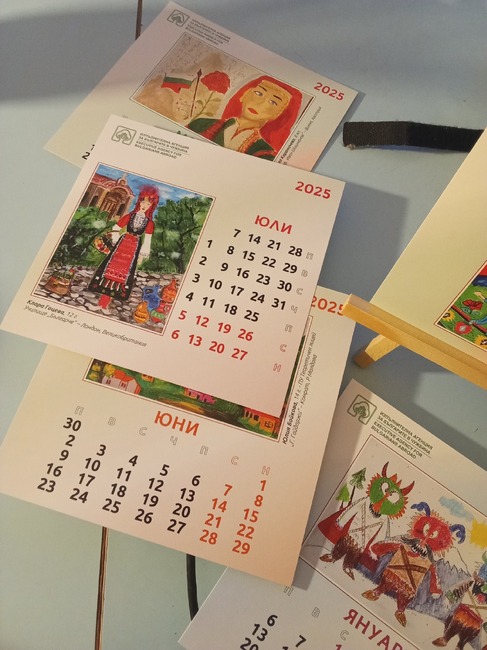 Председателят на Културно-просветното дружество „Родолюбец“ Галин Георгиев получи календар с творби на българчета зад граница