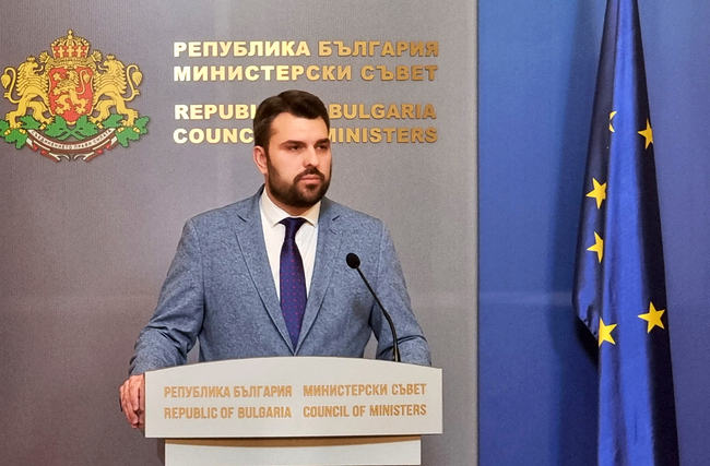Няма арестувани и няма повдигнати обвинения срещу българския екипаж на кораба "Вежен", каза министър Георг Георгиев