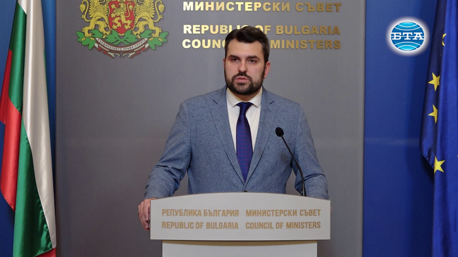 Няма арестувани и няма повдигнати обвинения срещу българския екипаж на кораба "Вежен", каза министър Георг Георгиев