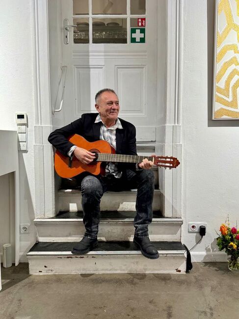 Валентин Григоров, единият от създателите на българския сайт „bulgar.berlin“ в Берлин, представи своя нова авторска песен