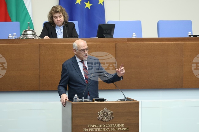 Одобрените цени за всяка година от бизнес плана на ВиК дружествата се изменят служебно съгласно наредба, каза председателят на КЕВР