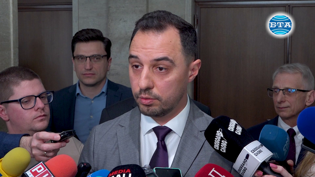 Преди да говорим за национализация, да видим капацитета на рафинерията и запазването на работните места, каза Богдан Богданов относно "Лукойл"