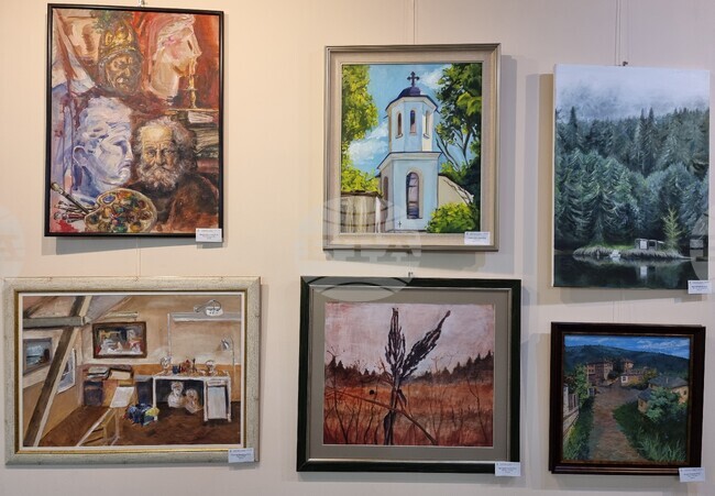 Националното училище по изкуствата „Добри Христов“ подреди изложба в чест на своята 80-годишнина