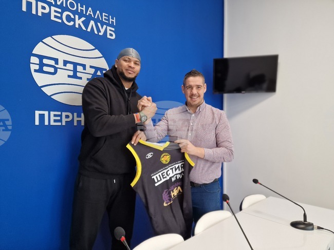 Бивш нигерийски национал ще подсили Миньор 2015 Перник, съобщиха за БТА от пернишкия клуб