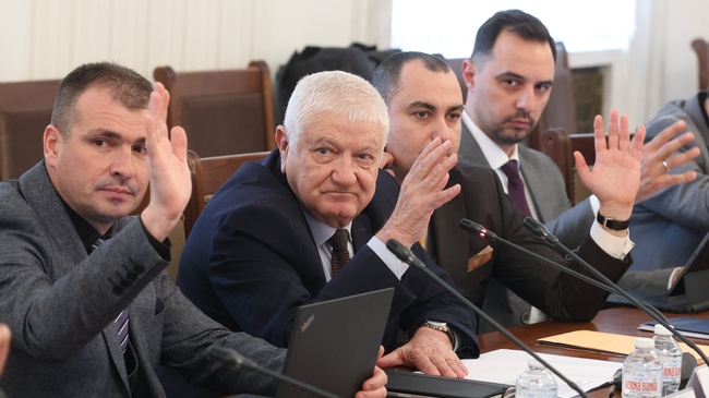 Parliamentary Committee Approves Second Reading of Bill Banning Vapes and Energy Drinks for Minors
