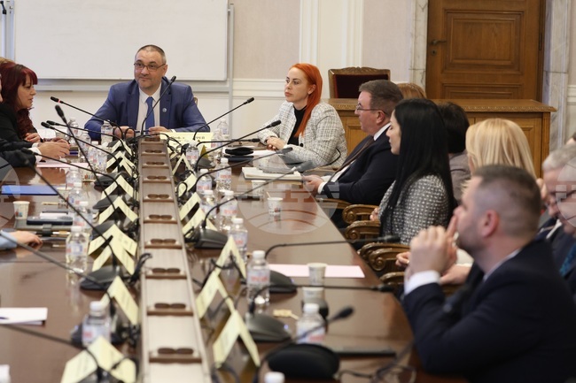  Комисията по образованието прие вътрешните си правила и реши да покани за следващото си заседание министър Красимир Вълчев за блиц контрол