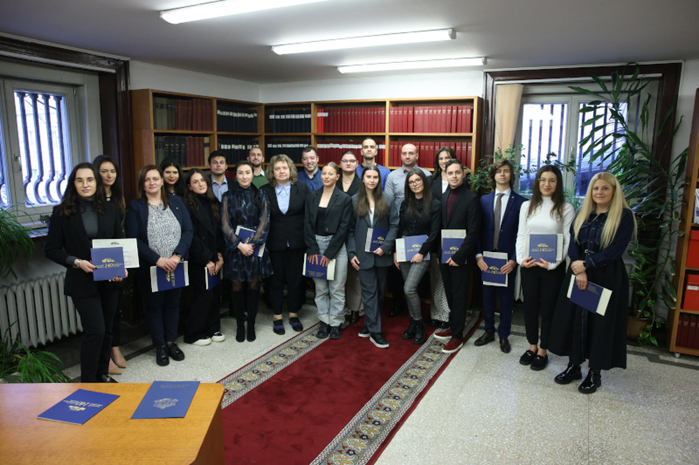 Наталия Киселова връчи удостоверения на 20 студенти, участвали в три законодателни проучвания на парламента 