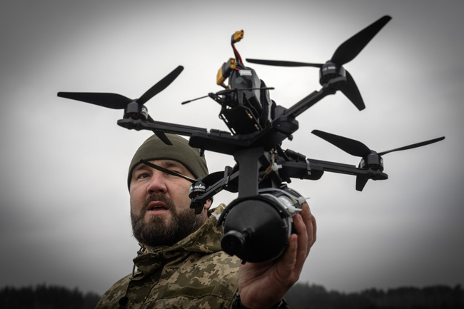 Украинска атака с дрон причини пожар в Астраханска област и стана причина за отмяната на полетите от няколко летища в Русия