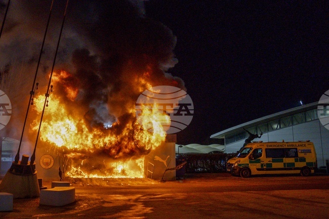 Пожар избухна пред стадиона на Манчестър Сити преди мача от Шампионската лига