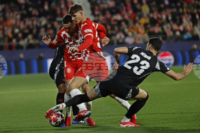 Арсенал е готов да подпише със защитника на Жирона Мартинес