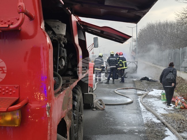 Седем пожарни екипа се отзоваха на сигнал за пожар в конната база в Царацово