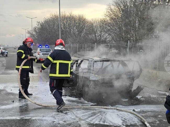 Автомобил се запали и изгоря на пътя Пловдив - Асеновград, няма пострадали