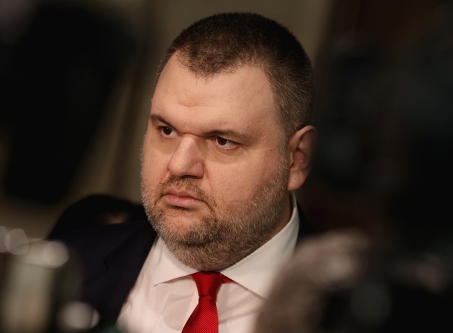 Нямам личен интерес от одържавяване на рафинерията "Лукойл Нефтохим Бургас", заяви лидерът на "ДПС-Ново начало" Делян Пеевски
