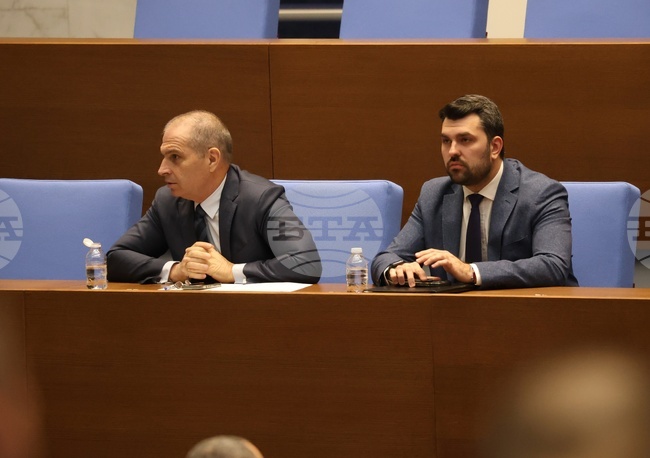 Парламентът изслуша двама министри и председателя на ДАНС относно казуса с кораба "Вежен"