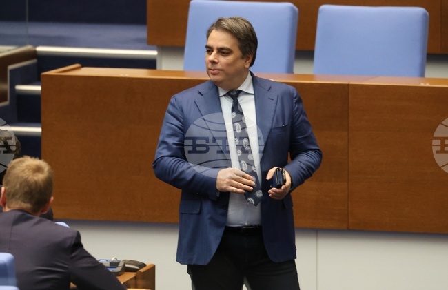 За да се вдигат ударно възнагражденията в МВР, трябва да има реални реформи, каза Асен Василев 