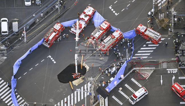 Японските спасители откриха камиона, който пропадна в огромна дупка на път