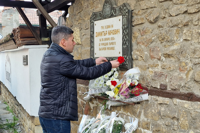 В Свищов отбелязаха 169 години от основаването на първото българско читалище с поднасяне на венци пред паметната плоча на Димитър Начович