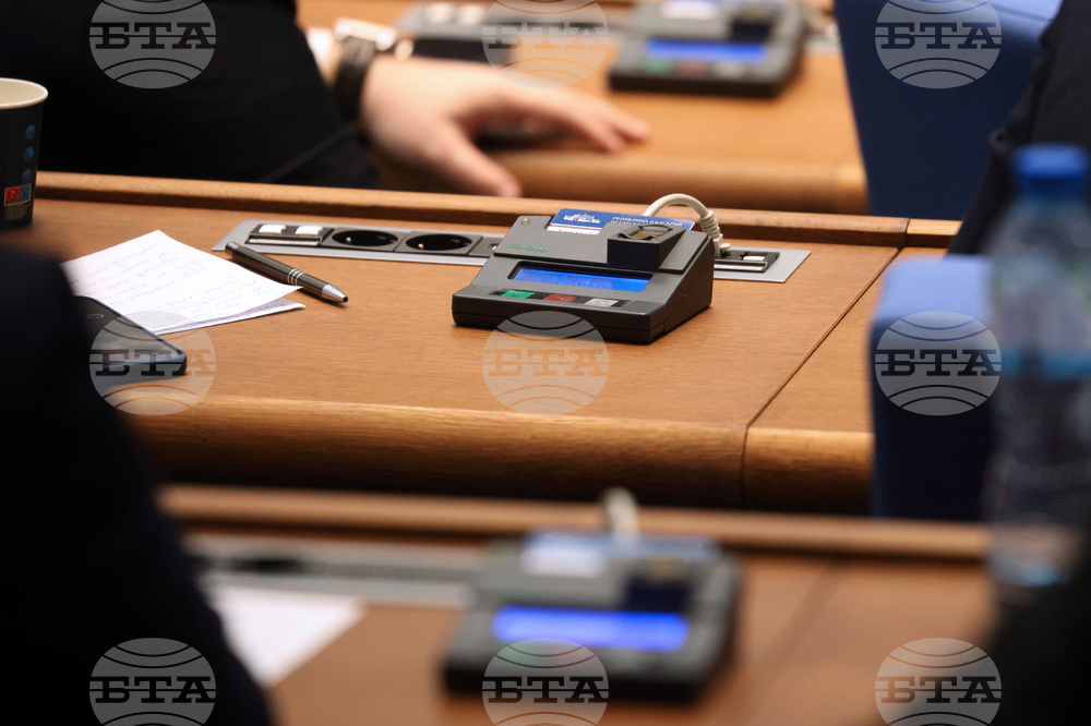 Парламентът удължи работното си време до изчерпване на точката, свързана с изслушването на премиера Росен Желязков и министрите Жечо Станков и Петър Дилов по казуса с „Лукойл Нефтохим Бургас“