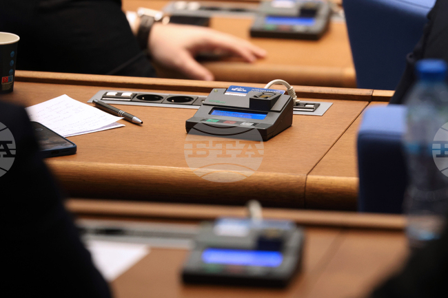 Парламентът удължи работното си време до изчерпване на точката, свързана с изслушването на премиера Росен Желязков и министрите Жечо Станков и Петър Дилов по казуса с „Лукойл Нефтохим Бургас“