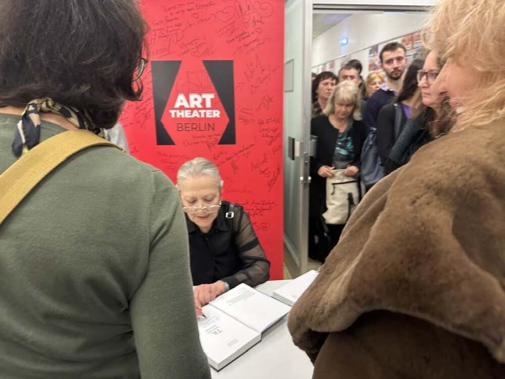 „Арт театър Берлин“ по случай рождения ден на Цветана Манева: Днес празнуваме Цветана. Изключителна, красива, въздействаща