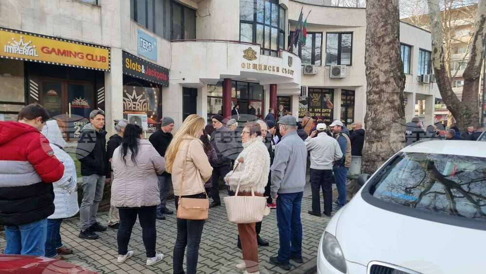 Протестиращи граждани посрещнаха общинските съветници в Силистра
