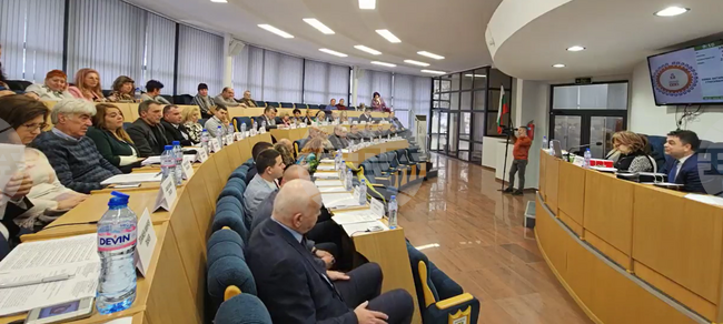 Околовръстен път е единственото решение за облекчаване на автомобилния трафик през Димитровград, каза на общинската сесия кметът Иво Димов