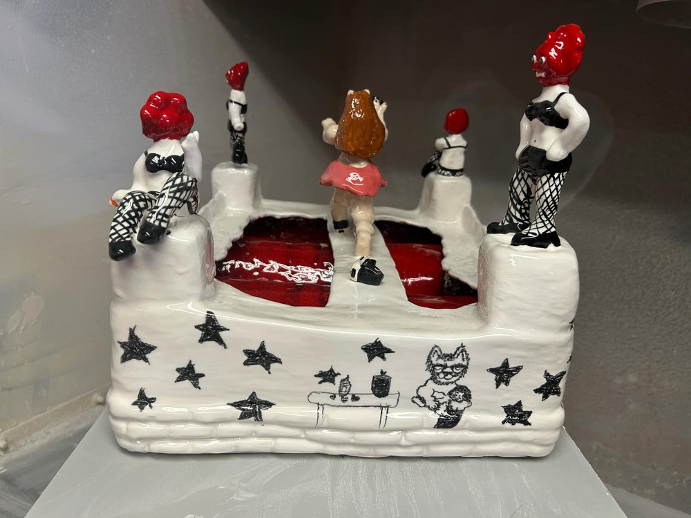 Преподаватели и студенти от ателиетата по керамика на Нов български университет подреждат обща изложба