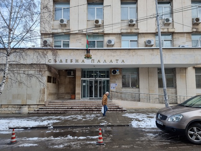Задържаха под стража двама граждани на Косово, опитали се да внесат близо 3 кг изделия от жълт метал в България