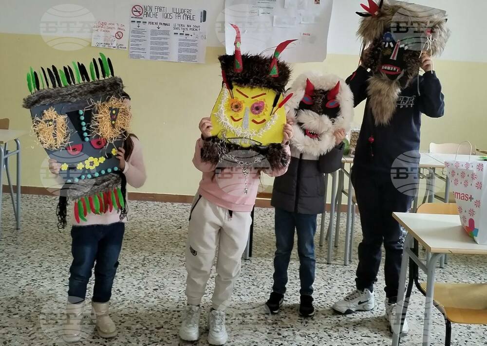 Кукерски маски правиха възпитаници на училище „БулгаринА“ в Пескара, Италия