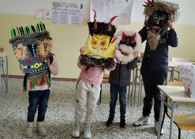 Кукерски маски правиха възпитаници на училище „БулгаринА“ в Пескара, Италия