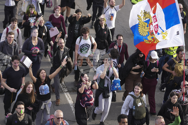 Кола блъсна двама лекари в сръбския град Нови Сад по време на митинг в подкрепа на протестиращите студенти 