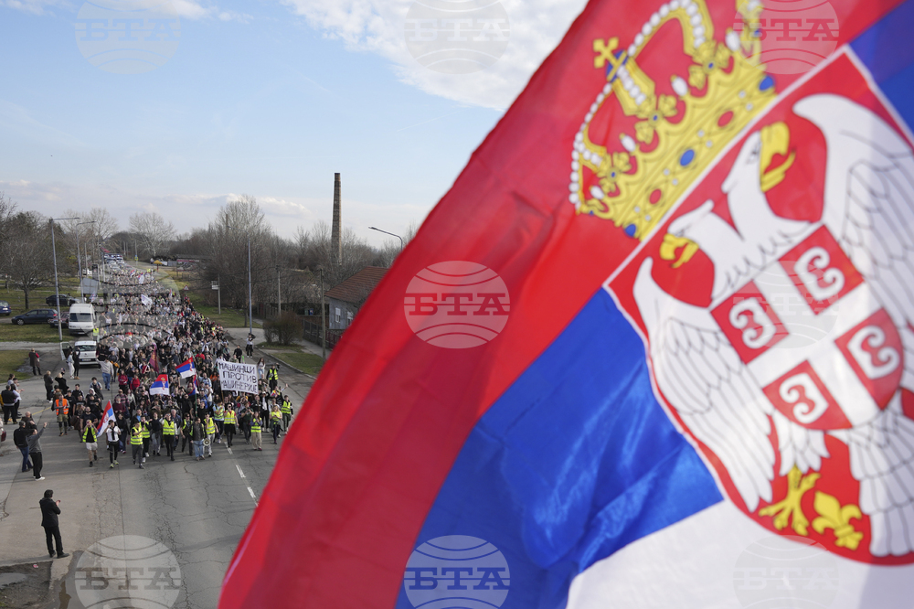 Активисти на управляващата в Сърбия партия, заподозрени за нападение срещу студенти в Нови Сад, са освободени от ареста