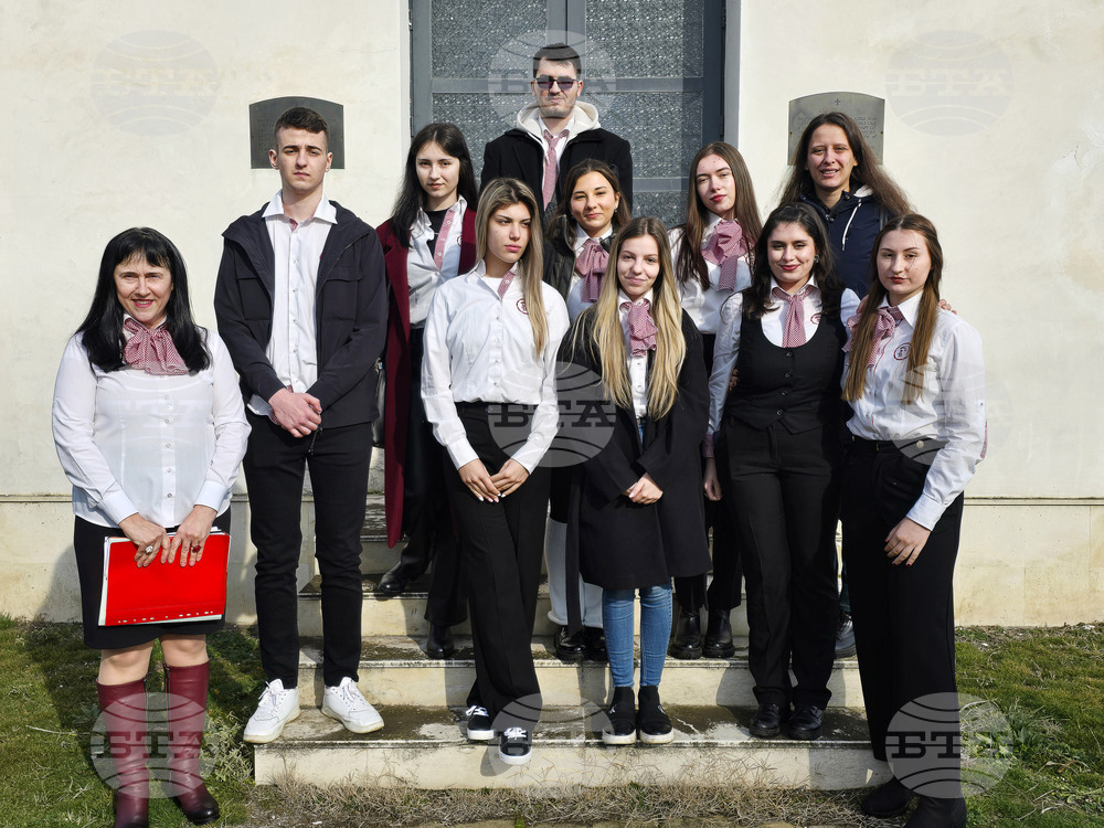 Ученици от езиковата гимназия проведоха открит урок по история и гражданско образование пред Мемориала на жертвите на комунизма във Видин