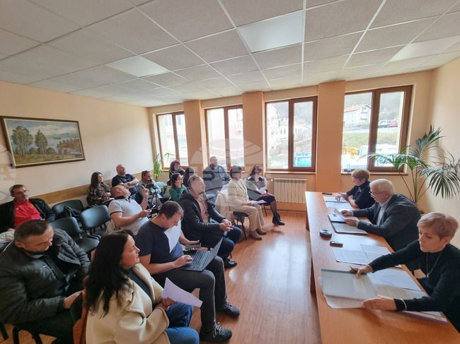 За проблеми с общинските пътища заради дърводобива в Трънско сигнализира местен жител на днешната сесия на Общинския съвет