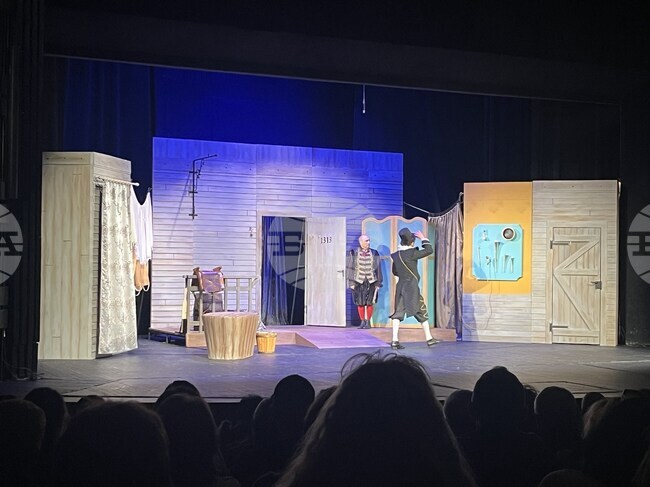 Министърът на културата Мариан Бачев бе гост на премиерния спектакъл "Тиха луда нощ" в театъра в Пазарджик