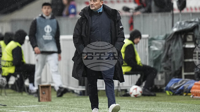 Пюел заменя Ез като старши треньор на Ница