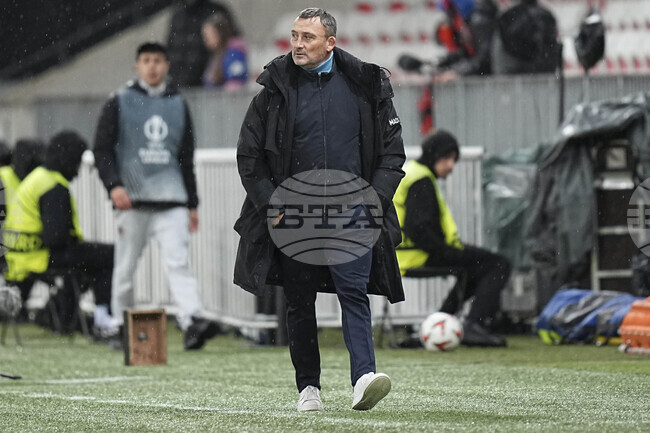 Пюел заменя Ез като старши треньор на Ница