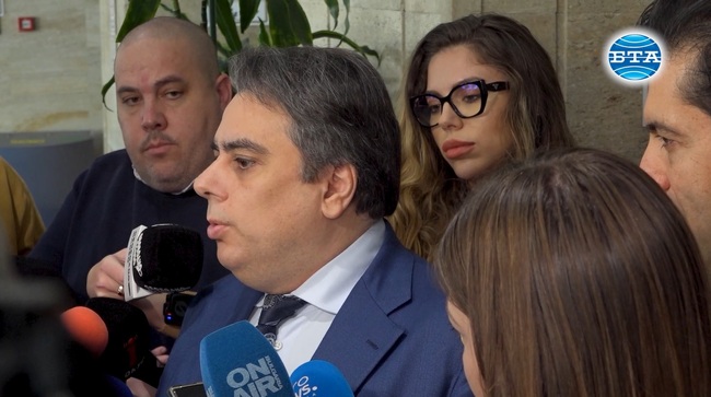 За да се вдигат ударно възнагражденията в МВР, трябва да има реални реформи, каза Асен Василев 