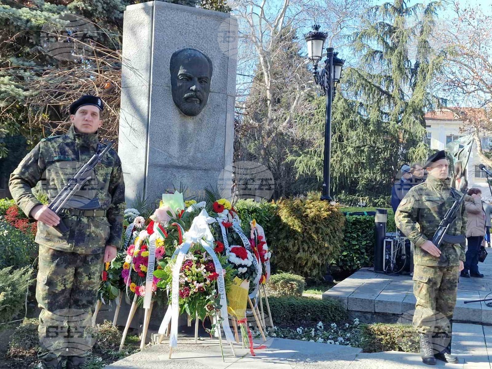 С военен ритуал и полагане на венци и цветя бе отбелязана 171-вата годишнина от рождението на Стефан Стамболов