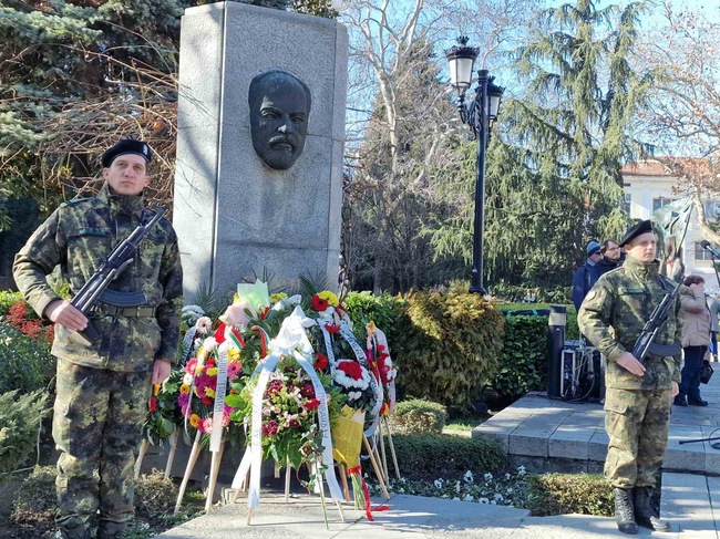 С военен ритуал и полагане на венци и цветя бе отбелязана 171-вата годишнина от рождението на Стефан Стамболов