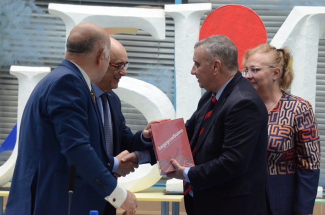 Университетът по библиотекознание и информационни технологии проведе научен форум за аспектите на лидерството 